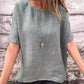 Blusa feminina de algodão e linho, de cor lisa, com gola redonda e mangas curtas