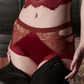 Cueca feminina com renda e recortes