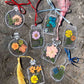 Marcadores de livros transparentes com flores secas DIY