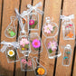Marcadores de livros transparentes com flores secas DIY