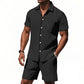 Conjunto de roupa de praia com riscas verticais para homem
