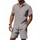 Conjunto de roupa de praia com riscas verticais para homem