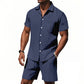 Conjunto de roupa de praia com riscas verticais para homem