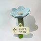 Pino de jardim com bebedouro para abelhas em forma de flor
