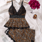 Conjunto de pijama composto por camisola com decote em V e detalhes em renda e calções