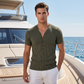 📢📢50% DESCONTO!!!⏰T-shirt de primavera para homem com riscas texturadas em duas cores e decote em V 👕 Riscas marcantes, decote em V profundo – um modelo moderno e atlético para treinar e muito mais ✨