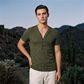 📢📢50% DESCONTO!!!⏰T-shirt de primavera para homem com riscas texturadas em duas cores e decote em V 👕 Riscas marcantes, decote em V profundo – um modelo moderno e atlético para treinar e muito mais ✨