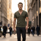📢📢50% DESCONTO!!!⏰T-shirt de primavera para homem com riscas texturadas em duas cores e decote em V 👕 Riscas marcantes, decote em V profundo – um modelo moderno e atlético para treinar e muito mais ✨