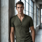 📢📢50% DESCONTO!!!⏰T-shirt de primavera para homem com riscas texturadas em duas cores e decote em V 👕 Riscas marcantes, decote em V profundo – um modelo moderno e atlético para treinar e muito mais ✨