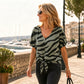 T-shirt de mulher com estampado de zebra, decote em V e amarração frontal